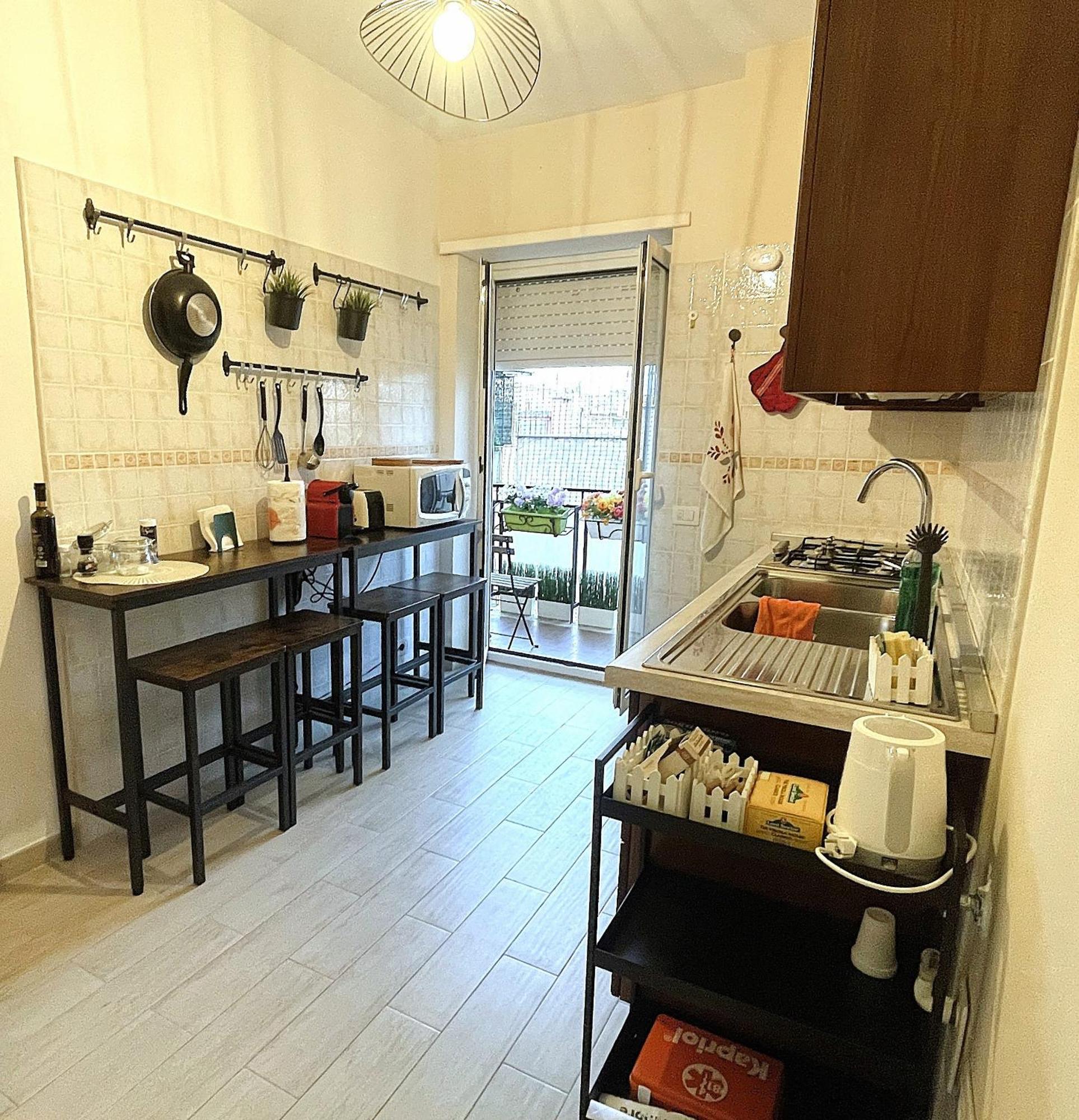 La Casa Libre Metro A Colli Albani 350 M Rom